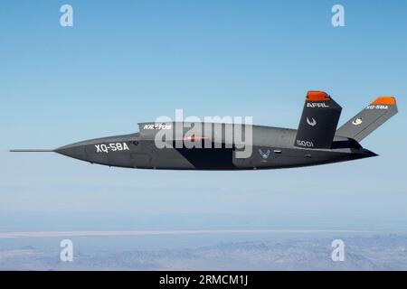 Il Kratos XQ-58 Valkyrie è un veicolo aereo da combattimento senza equipaggio sperimentale progettato e costruito da Kratos Defense & Security Solutions per il programma Low Cost Attritable Strike Demonstrator dell'aeronautica degli Stati Uniti, nell'ambito del portafoglio di progetti Low Cost Attritable Aircraft Technology del laboratorio di ricerca USAF. Foto Stock