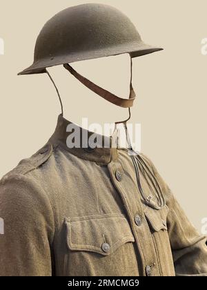 Guarda il modello dell'uomo riprodotto nel soldato della prima Guerra Mondiale in uniforme con colletto, revers, bottoni e tasche che mostrano il petto. Indossa un casco con cinghia sulla testa. Foto Stock