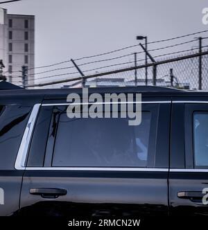 ATLANTA, GA – 24 agosto 2023: L’ex presidente Donald J. Trump lascia la prigione della contea di Fulton dopo essere stato accusato di stato. Foto Stock