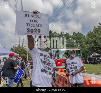 ATLANTA, GA — 24 agosto 2023: I manifestanti sono visti vicino alla prigione della contea di Fulton prima della prenotazione dell'ex presidente Donald J. Trump. Foto Stock