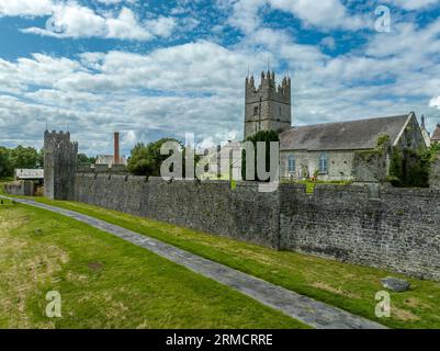 Vista aerea dell'antica città fortificata medievale di Fethard nella contea di Tipperary sul fiume Clashawley con la chiesa gotica e la torre murale Foto Stock