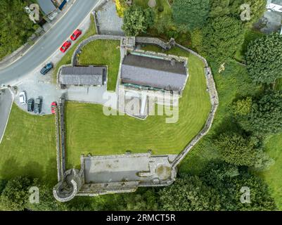 Vista aerea della torre del castello di Athenry, casa spettacolare a tre piani, edificio a pianta rettangolare di grandi dimensioni con g Foto Stock