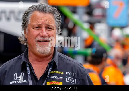 Madison, Illinois, USA. 27 agosto 2023. Il proprietario del team, MICHAEL ANDRETTI, assiste al lavoro del suo team sulla sua auto da corsa prima del Bommarito Automotive Group 500 sul World Wide Technology Raceway di Madison, Illinois. (Immagine di credito: © Walter G Arce Sr Grindstone medi/ASP) SOLO USO EDITORIALE! Non per USO commerciale! Foto Stock