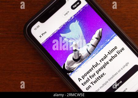 Sito Web di X Pro (in precedenza Tweetdeck) visibile su iPhone. TweetDeck, attualmente X Pro, è un dashboard proprietario a pagamento per la gestione degli account Twitter (X) Foto Stock