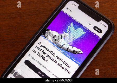 Sito Web di X Pro (in precedenza Tweetdeck) visibile su iPhone. TweetDeck, attualmente X Pro, è un dashboard proprietario a pagamento per la gestione degli account Twitter (X) Foto Stock