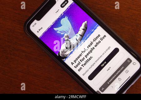 Sito Web di X Pro (in precedenza Tweetdeck) visibile su iPhone. TweetDeck, attualmente X Pro, è un dashboard proprietario a pagamento per la gestione degli account Twitter (X) Foto Stock