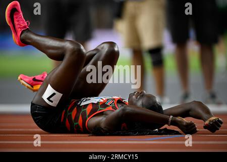 Budapest, Ungheria. 27 agosto 2023. Mary Moraa del Kenya festeggia dopo la finale femminile dei 800 m dei Campionati mondiali di atletica leggera di Budapest 2023 a Budapest, in Ungheria, il 27 agosto 2023. Crediti: Song Yanhua/Xinhua/Alamy Live News Foto Stock