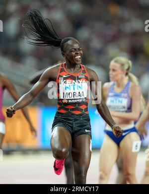 Budapest, Ungheria. 27 agosto 2023. Mary Moraa del Kenya festeggia dopo la finale femminile dei 800 m dei Campionati mondiali di atletica leggera di Budapest 2023 a Budapest, in Ungheria, il 27 agosto 2023. Crediti: Li Ying/Xinhua/Alamy Live News Foto Stock