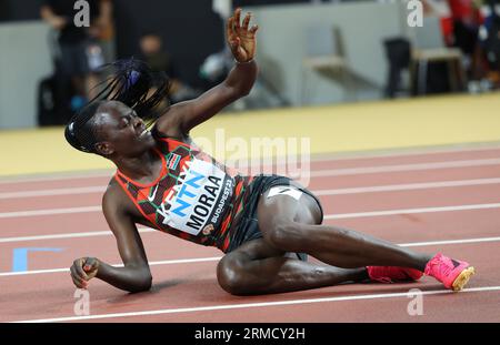 Budapest, Ungheria. 27 agosto 2023. Mary Moraa del Kenya festeggia dopo la finale femminile dei 800 m dei Campionati mondiali di atletica leggera di Budapest 2023 a Budapest, in Ungheria, il 27 agosto 2023. Crediti: Li Ming/Xinhua/Alamy Live News Foto Stock