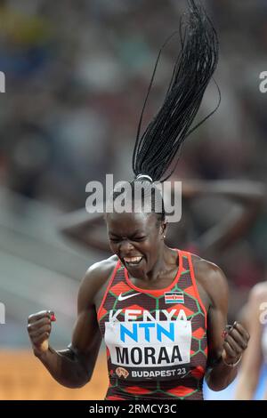 Budapest, Ungheria. 27 agosto 2023. Mary Moraa del Kenya festeggia dopo la finale femminile dei 800 m dei Campionati mondiali di atletica leggera di Budapest 2023 a Budapest, in Ungheria, il 27 agosto 2023. Crediti: Li Ying/Xinhua/Alamy Live News Foto Stock