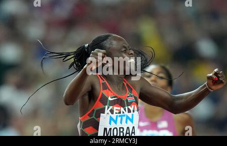 Budapest, Ungheria. 27 agosto 2023. Mary Moraa del Kenya festeggia dopo la finale femminile dei 800 m dei Campionati mondiali di atletica leggera di Budapest 2023 a Budapest, in Ungheria, il 27 agosto 2023. Crediti: Li Ying/Xinhua/Alamy Live News Foto Stock