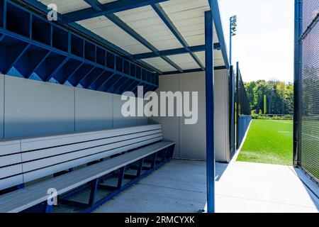 tipico dugout della terza base di baseball delle scuole superiori non descrittivo. Nessuna gente visibile. Non è un evento con biglietto. Foto Stock