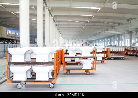 Prodotti igienici in ceramica, in una linea di produzione di officine Foto Stock