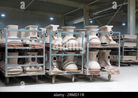 Prodotti igienici in ceramica, in una linea di produzione di officine Foto Stock