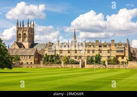 Visita al Merton College dell'Università di Oxford dal prato. Oxford, Inghilterra, Regno Unito Foto Stock