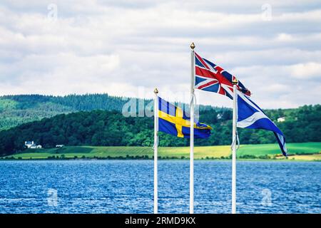 Bandiere svedesi, britanniche e scozzesi sul mare in Scozia Foto Stock