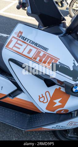 Bordeaux , Francia - 08 19 2023 : BMW CE 04 ev scooter motociclistico elettrico motorrad logo e testo del marchio sul pannello laterale della motocicletta Foto Stock