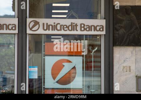 Milano , Italia - 07 10 2023 : firma testuale e logo Unicredit banca Bank on Office facade agenzia di ingresso Banca multinazionale italiana Foto Stock