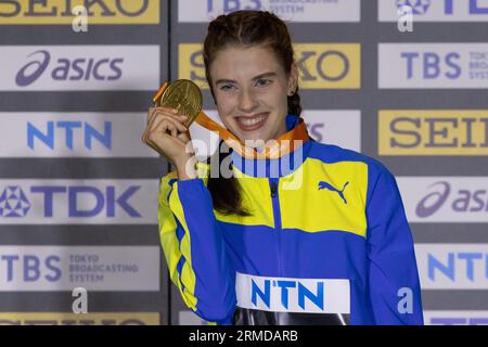 Budapest. 27 agosto 2023. La medaglia d'oro Ucraina Yaroslava Mahuchikh partecipa alla cerimonia di premiazione del salto in alto femminile ai Campionati mondiali di atletica leggera di Budapest 2023 a Budapest, in Ungheria, il 27 agosto 2023. Crediti: Attila Volgyi/Xinhua/Alamy Live News Foto Stock