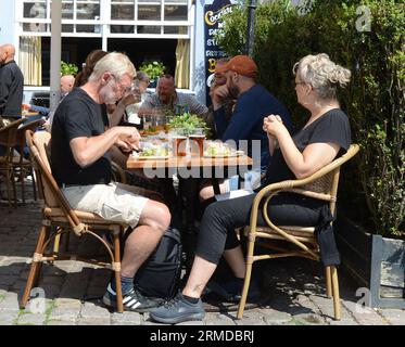 Turista che si gode il tradizionale Smørrebrød danese nei ristoranti di Nyhavn, Copenaghen, Danimarca. Foto Stock