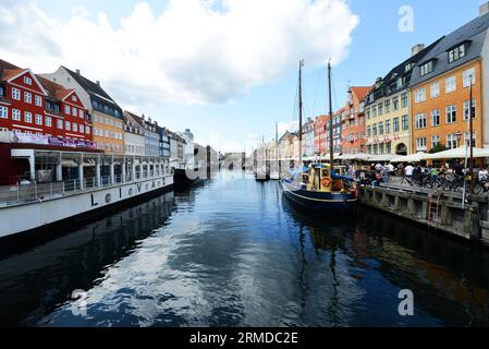 Gli splendidi edifici colorati del 17° e 18° lungo il canale Nyhavn a Copenhagen, Danimarca. Foto Stock