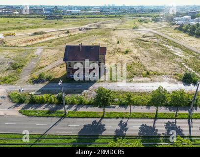 PRODUZIONE - 23 agosto 2023, Sassonia, Lipsia: Vista del sito di circa 25 ettari dell'ex Eutritzscher Freiladebahnhof nelle immediate vicinanze del centro di Lipsia. Un nuovo quartiere con circa 2.400 unità residenziali pianificate, oltre 100.000 metri quadrati di spazio commerciale e un attraente parco pubblico è progettato per la zona desolata. Inoltre, devono essere costruiti una scuola e un campus sportivo con una scuola comunitaria, due centri di assistenza diurna con un totale di 330 posti e strutture culturali-sociali. Inoltre, come una "città spugna", l'area terrà tutta l'acqua piovana del quartiere Foto Stock