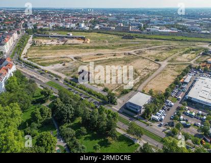 PRODUZIONE - 23 agosto 2023, Sassonia, Lipsia: Vista del sito di circa 25 ettari dell'ex Eutritzscher Freiladebahnhof nelle immediate vicinanze del centro di Lipsia. Un nuovo quartiere con circa 2.400 unità residenziali pianificate, oltre 100.000 metri quadrati di spazio commerciale e un attraente parco pubblico è progettato per la zona desolata. Inoltre, devono essere costruiti una scuola e un campus sportivo con una scuola comunitaria, due centri di assistenza diurna con un totale di 330 posti e strutture culturali-sociali. Inoltre, come una "città spugna", l'area terrà tutta l'acqua piovana del quartiere Foto Stock