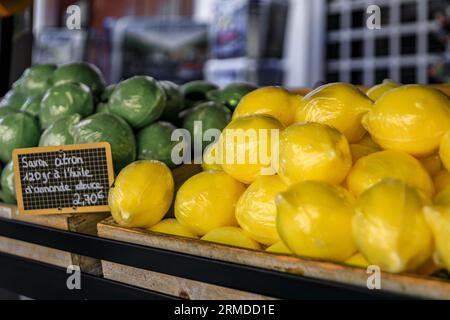 Sapone artigianale colorato e giallo al limone in un mercato agricolo locale nella città vecchia di Vieille Ville a Mentone, Costa Azzurra, nel sud della Francia Foto Stock