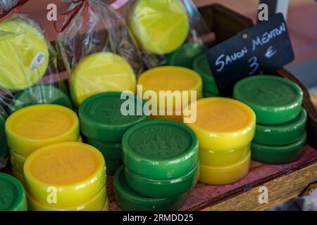 Sapone artigianale colorato e giallo al limone in un mercato agricolo locale nella città vecchia di Vieille Ville a Mentone, Costa Azzurra, nel sud della Francia Foto Stock