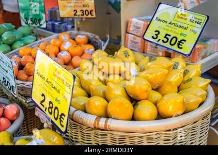 Sapone artigianale colorato e giallo al limone in un mercato agricolo locale nella città vecchia di Vieille Ville a Mentone, Costa Azzurra, nel sud della Francia Foto Stock