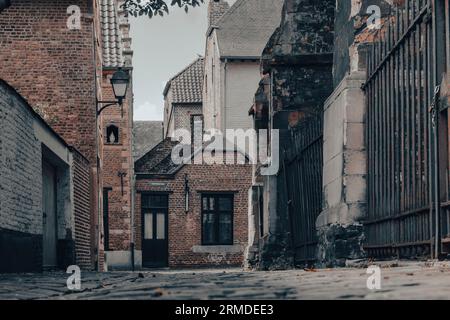 Tongeren, Belgio, 26 agosto 2023: Vista da basso angolo di una strada e di case nel beghinaggio di Tongeren, Belgio Foto Stock