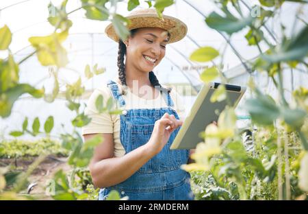 Donna, agricoltore o tablet in serra per l'agricoltura, il giardinaggio o la sostenibilità delle piante. Lavoratore felice, tecnologia digitale o app agricola per il biologico Foto Stock