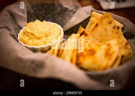 Cestino di hummus e pita pane servito come antipasto Foto Stock