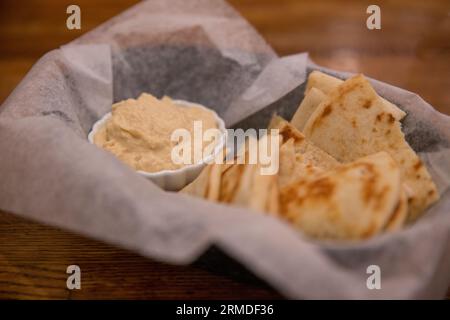 Hummus e pita come antipasto gratuito Foto Stock