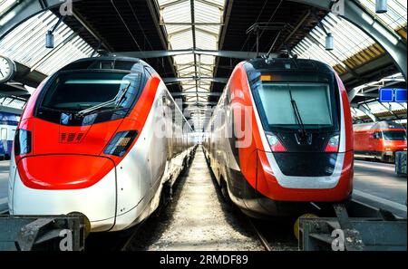 Moderni treni passeggeri alla stazione centrale di Zurigo in Svizzera Foto Stock