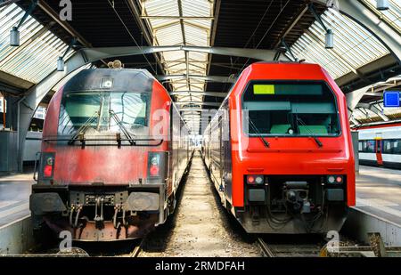 Moderni treni passeggeri alla stazione centrale di Zurigo in Svizzera Foto Stock