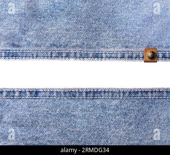 Bordi in denim blu con cuciture ed etichetta in pelle. Tessuto jeans denim di colore azzurro. Isolato su sfondo bianco. Spazio di copia per il testo Foto Stock