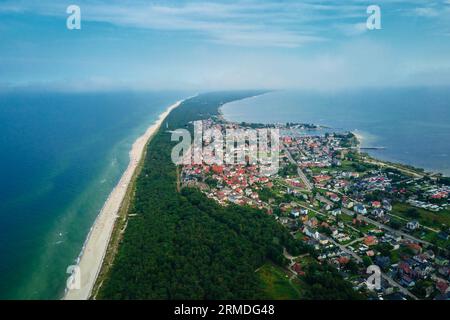 Vista a volo d'uccello del paesaggio marino con spiaggia sabbiosa e città di Jastarnia sulla penisola di Hel. Costa del Mar Baltico in Polonia. Villaggio turistico nella stagione estiva Foto Stock