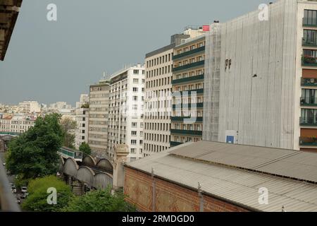 Condomini a più piani lungo la linea 6 della metropolitana, stazione Bir-Hakeim in Boulevard de Grenelle, verso Rue Saint-Saëns e Dupleix Foto Stock