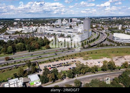 Luftaufnahme des Vodafone Komplex a Düsseldorf. Der Vodafone-Campus in Düsseldorf ist ein moderner Unternehmenssitz mit beeindruckender Architektur Foto Stock