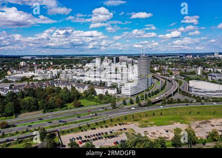 Luftaufnahme des Vodafone Komplex a Düsseldorf. Der Vodafone-Campus in Düsseldorf ist ein moderner Unternehmenssitz mit beeindruckender Architektur Foto Stock