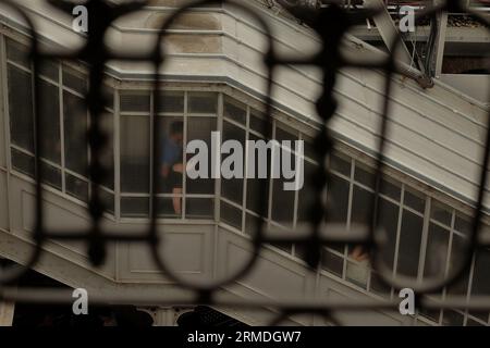 Mise en scène, guardando attraverso la balaustra di ferro sulla scala in acciaio e vetro traslucido della stazione di Bir-Hakeim Foto Stock