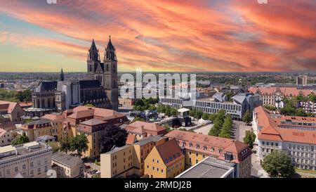 vista della città di magdeburgo al tramonto Foto Stock