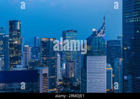 Scenario dello skyline di Giacarta di notte, la capitale dell'Indonesia Foto Stock