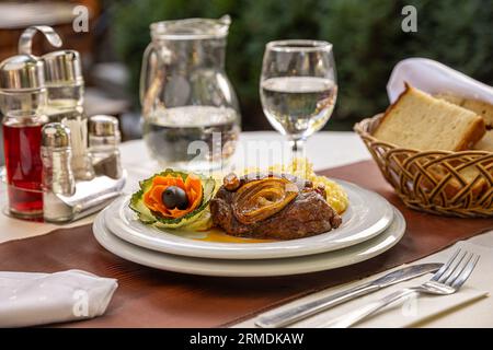 Maiale al forno con purè di patate sul tavolo del ristorante Foto Stock