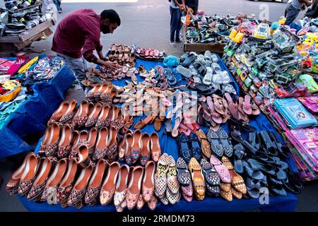 Venditore di scarpe da donna, Srinagar, Kashmir, India Foto Stock