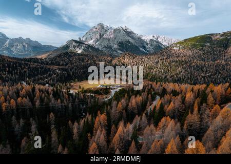 Foto aerea Autunno Auronzo strada per tre Cime, Cortina d Ampezzo Dolomiti Italia Foto Stock