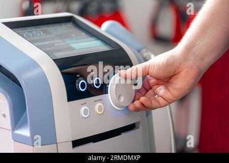 Fisioterapista medico utilizza attrezzature mediche per un trattamento efficace del dolore. Foto Stock