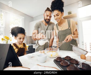 Bambino, genitori e cuocere in cucina, insegnamento e apprendimento per lo sviluppo a colazione. Cupcake, cucina e ragazzo in casa con felice interrazziale Foto Stock