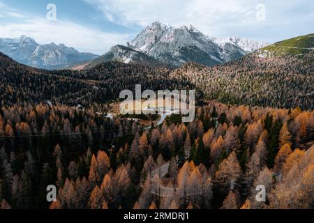 Foto aerea Autunno Auronzo strada per tre Cime, Cortina d Ampezzo Dolomiti Italia Foto Stock